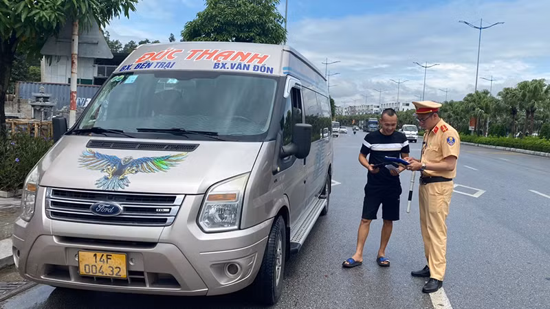 Cảnh sát giao thông, Công an tỉnh Quảng Ninh tăng cường kiểm tra, xử phạt các trường hợp vi phạm tốc độ và nồng độ cồn. 