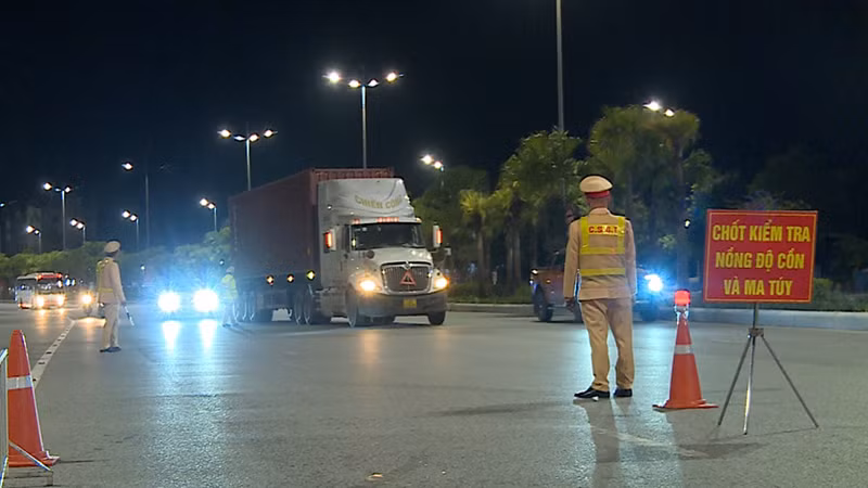 Cảnh sát giao thông - Công an tỉnh Quảng Ninh tăng cường kiểm tra, xử phạt các trường hợp vi phạm tốc độ, nồng độ cồn và ma túy. (Ảnh: QUANG THỌ)