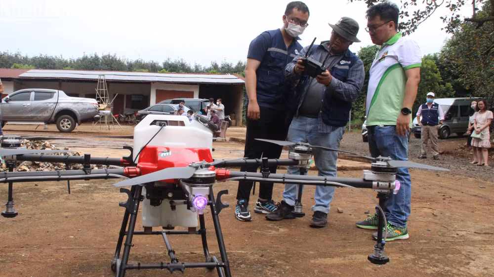 Hướng dẫn nông dân Bình Phước sử dụng thiết bị bay trong sản xuất nông nghiệp