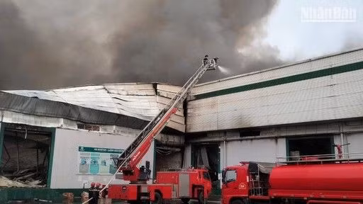 Lực lượng chức năng nỗ lực khống chế ngọn lửa.