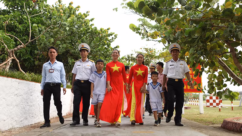 Quân và dân đảo Song Tử Tây.