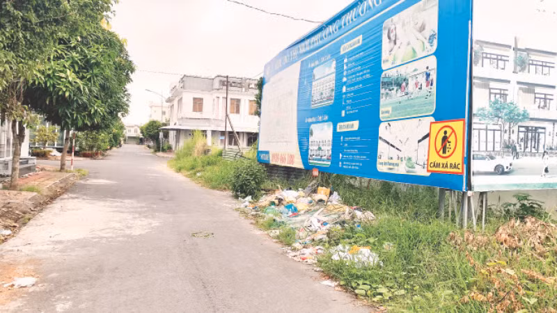 Rác thải bị vứt thành đống ở khu dân cư Thường Thạnh, quận Cái Răng (do Công ty cổ phần đầu tư địa ốc Hoàng Quân làm chủ đầu tư).