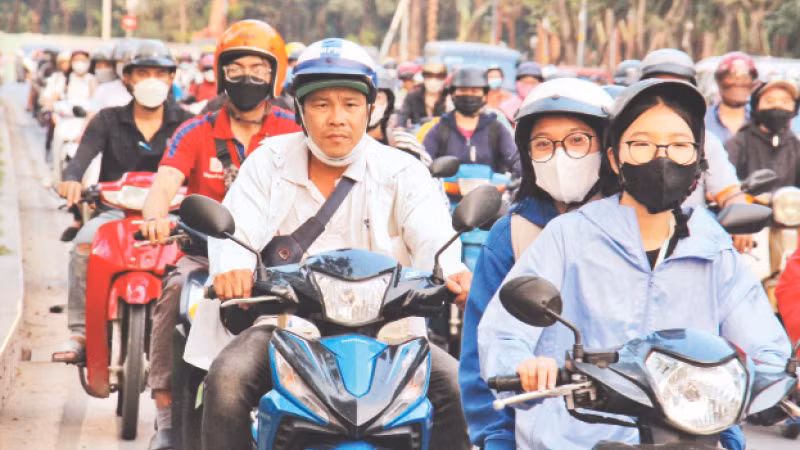 Tình trạng kẹt xe trên đường Trần Quốc Hoàn.