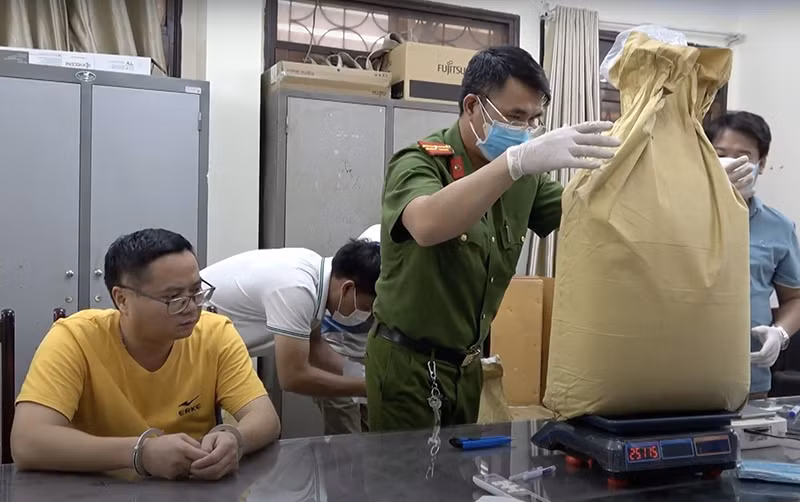 Cơ quan chức năng giám định các mẫu ma túy chứa ở các vỏ bao xi-măng trong chuyên án 103H. 