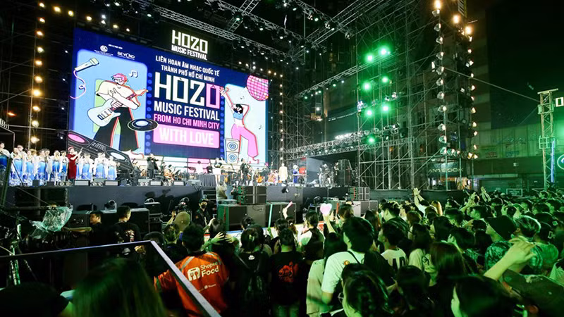 Người dân hào hứng tham dự liên hoan âm nhạc quốc tế Hò dô 2023.