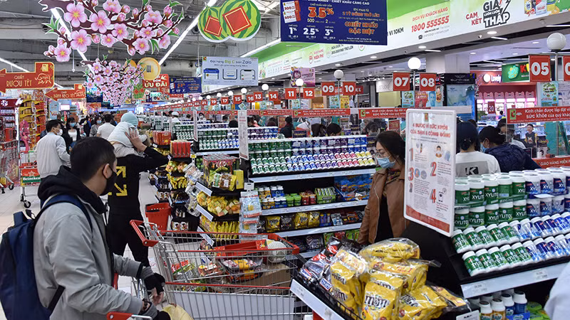 Người dân mua sắm hàng hóa tại Siêu thị Big C Hà Nội. (Ảnh TRẤN QUỐC)