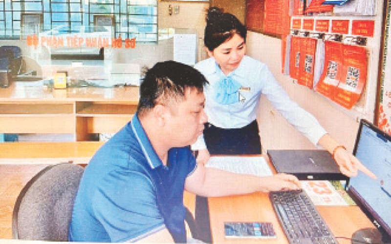 Cán bộ bộ phận “một cửa” xã Minh Khai hướng dẫn người dân thực hiện thủ tục hành chính (ảnh Công Tâm)