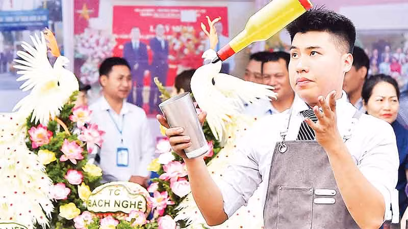 Học viên Trường trung cấp Bách nghệ Hà Nội thực hành tay nghề được học tại trường. (Ảnh MỸ HÀ)