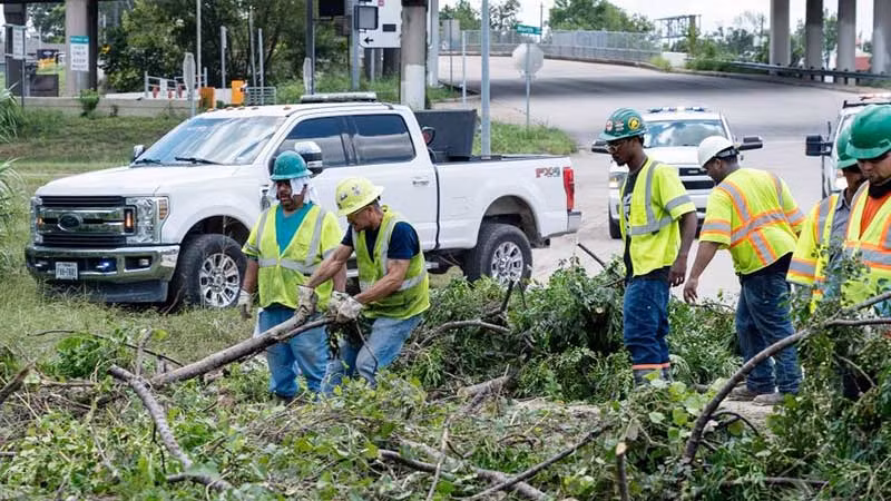 Hỗ trợ người dân khắc phục hậu quả bão tại Mỹ. (Ảnh TÂN HOA XÃ)
