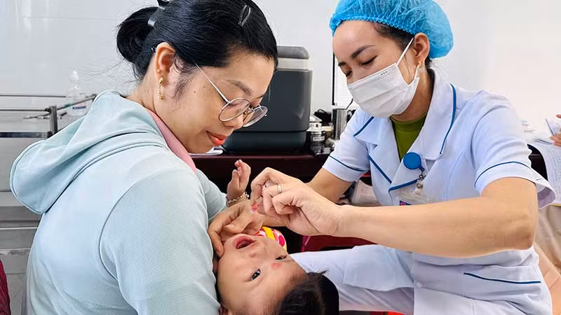 Nhờ được xây mới, đầu tư trang thiết bị, hoạt động chuyên môn của Trạm y tế xã Cam Tuyền (huyện Cam Lộ, tỉnh Quảng Trị) được nâng cao. Trong ảnh: Trẻ em uống vắc-xin phòng bại liệt tại trạm y tế.