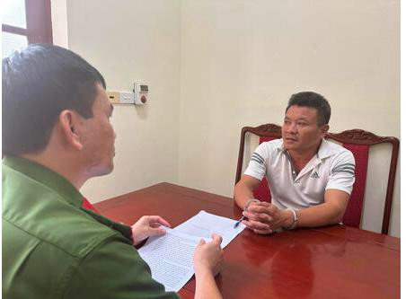 Công an xét hỏi đối tượng có hành vi đánh người.