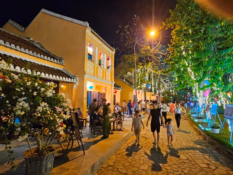 Phố đi bộ trong Công viên văn hóa Hội An.