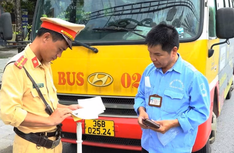 Cảnh sát giao thông Thanh Hóa kiểm tra xe buýt chuyên chở hành khách theo tuyến cố định.