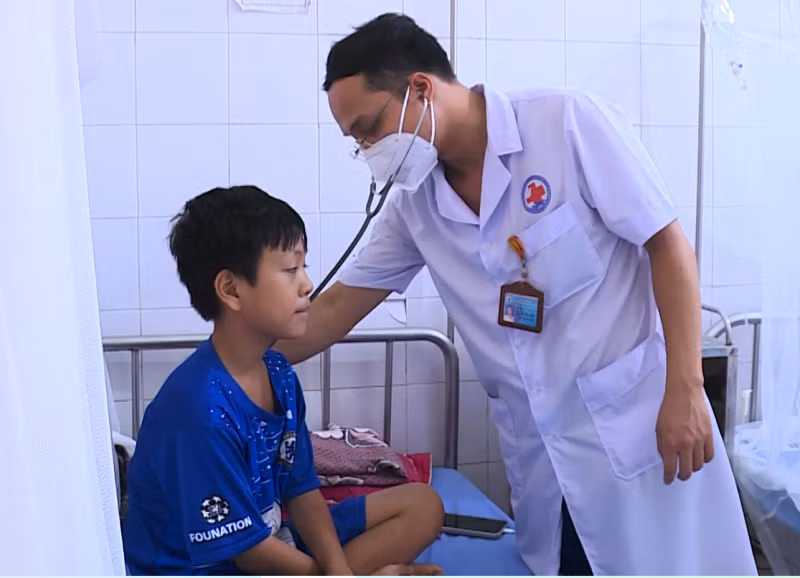 Cán bộ y tế ở Bệnh viện đa khoa khu vực thị xã Nghi Sơn thăm, khám sức khỏe cho bệnh nhân.