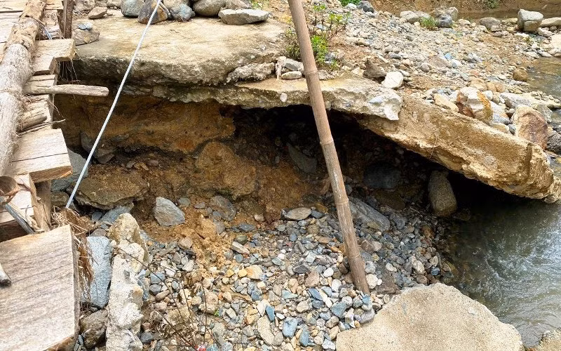 Hạ lưu tràn bị xói lở hàm ếch.