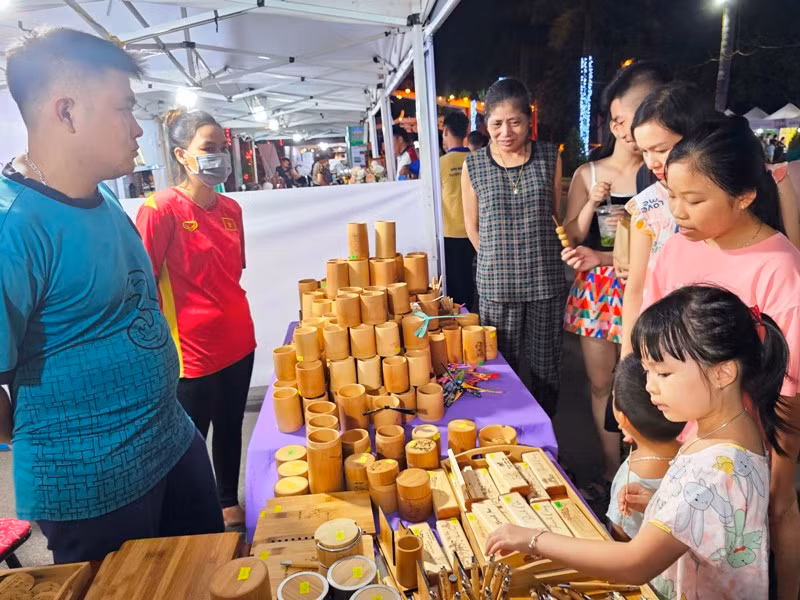 Trẻ em thành phố lựa chọn đồ thủ công mỹ nghệ chế tác từ tre luồng.