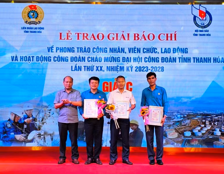 Lãnh đạo Sở Thông tin và Truyền thông tỉnh Thanh Hóa trao giải C cho các tác giả có tác phẩm đạt giải.