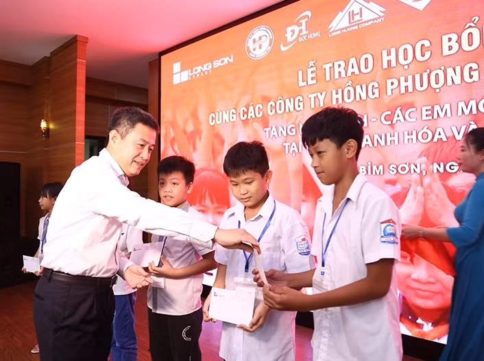 Lãnh đạo Công ty TNHH Long Sơn trao học bổng cho học sinh nghèo hiếu học.