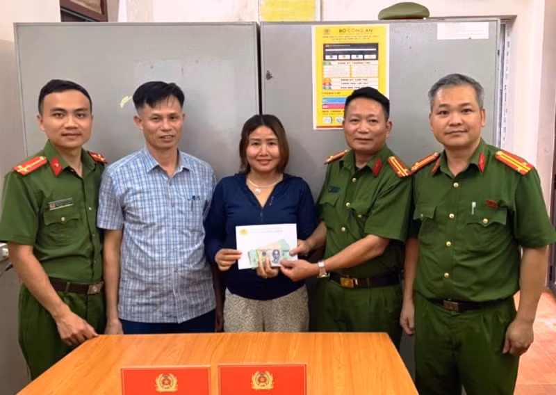 Công an xã Hoằng Thịnh trao trả 20 triệu đồng cho chủ tài khoản.