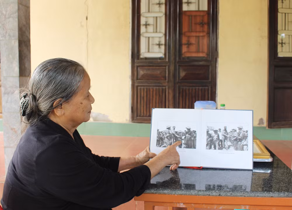 Bà Hoàng Thị Chẫm tự hào với khoảnh khắc được bắt tay với Fidel Castro. (Ảnh: LÂM QUANG HUY)