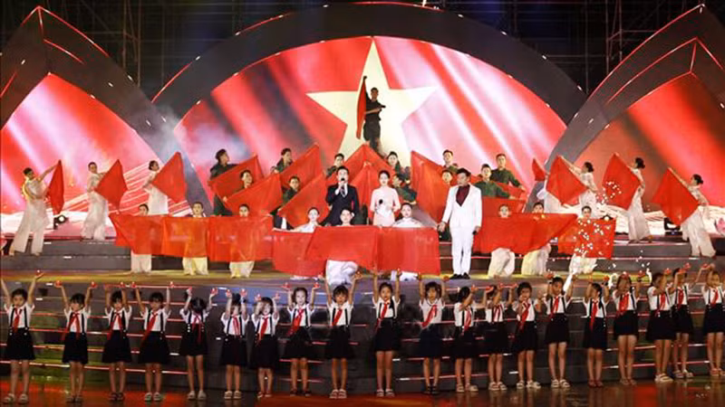 Chương trình nghệ thuật đặc biệt “Bản hùng ca bất diệt” kỷ niệm 76 năm Ngày Thương binh-Liệt sĩ tại Nghĩa trang Hàng Dương. (Ảnh: TTXVN)