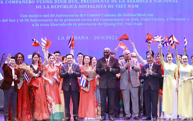 Chủ tịch Quốc hội Vương Đình Huệ và Chủ tịch Quốc hội Cộng hòa Cuba Esteban Lazo Hernandez tặng hoa các nghệ sĩ biểu diễn.