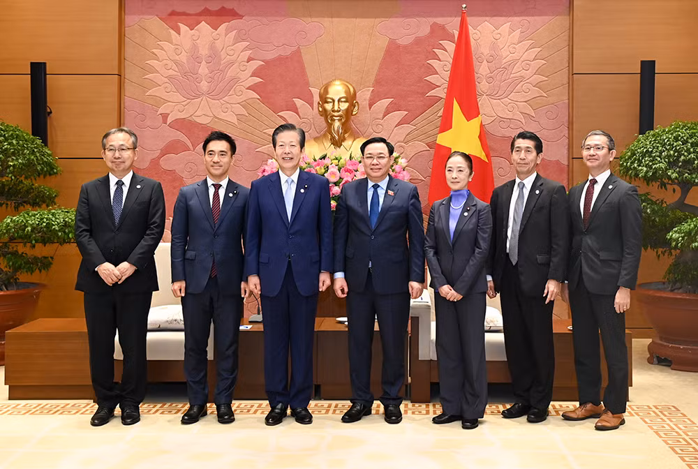 Chủ tịch Quốc hội Vương Đình Huệ và Chủ tịch Đảng Công minh Nhật Bản Yamaguchi Natsuo với đại biểu tại buổi tiếp. (Ảnh: DUY LINH)