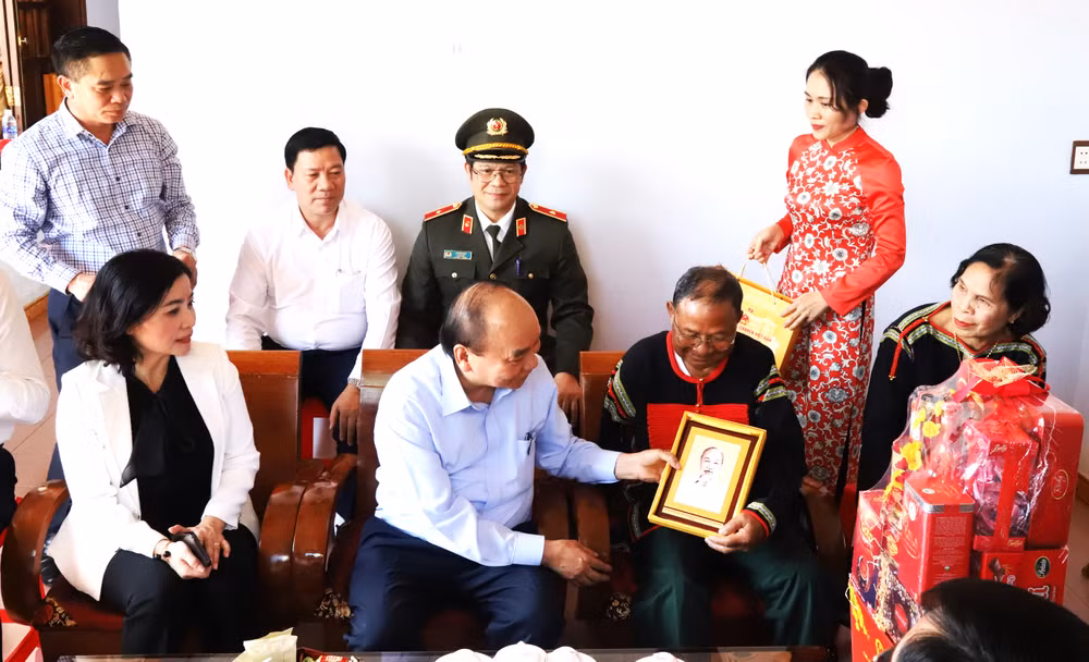 [Ảnh] Chủ tịch nước Nguyễn Xuân Phúc thăm, chúc Tết, tặng quà tại Đắk Lắk ảnh 10