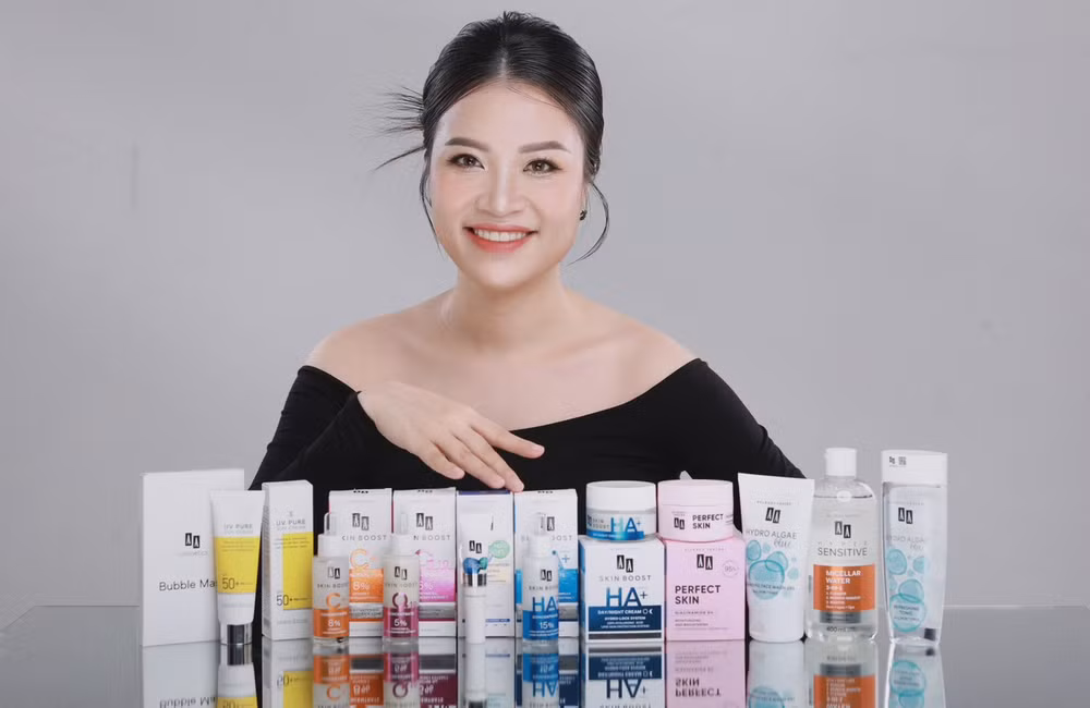 Chủ Tịch AA Cosmetics Lê Thị Kim Oanh người đưa sản phẩm AA về Việt Nam, chủ của chuỗi 6 cơ sở Spa khắp cả nước, hỗ trợ vận hành phát triển hệ thống AA tại Việt Nam. Chủ Tịch AA Cosmetics Lê Thị Kim Oanh người đưa sản phẩm AA về Việt Nam, chủ của chuỗi 6 cơ sở Spa khắp cả nước, hỗ trợ vận hành phát triển hệ thống AA tại Việt Nam.