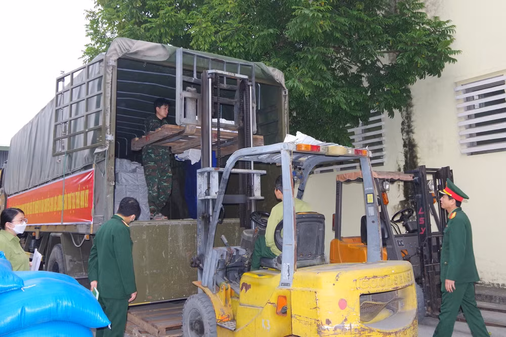 Công tác vận chuyển, bốc xếp được cán bộ, chiến sĩ Lữ đoàn Vận tải 971 thực hiện với tinh thần trách nhiệm cao nhất.