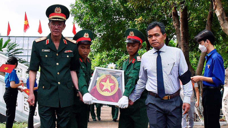 Ngay sau lễ truy điệu, các đại biểu và Đội tiêu binh đã thực hiện nghi thức đưa 22 hài cốt liệt sĩ về nơi an táng.