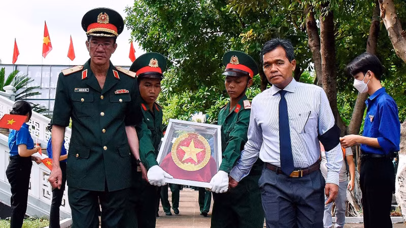 Ngay sau lễ truy điệu, các đại biểu và Đội tiêu binh đã thực hiện nghi thức đưa 22 hài cốt liệt sĩ về nơi an táng.