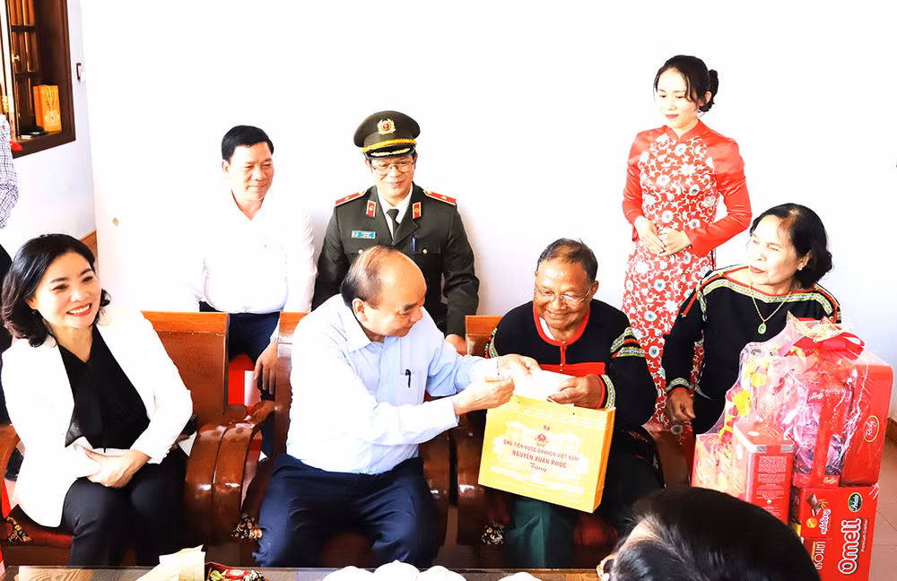 Chủ tịch nước Nguyễn Xuân Phúc tặng quà Tết cho ông Y Rô Kbuôr, thương binh 81% ở tổ dân phố 3, phường An Lạc, thị xã Buôn Hồ, tỉnh Đắk Lắk.