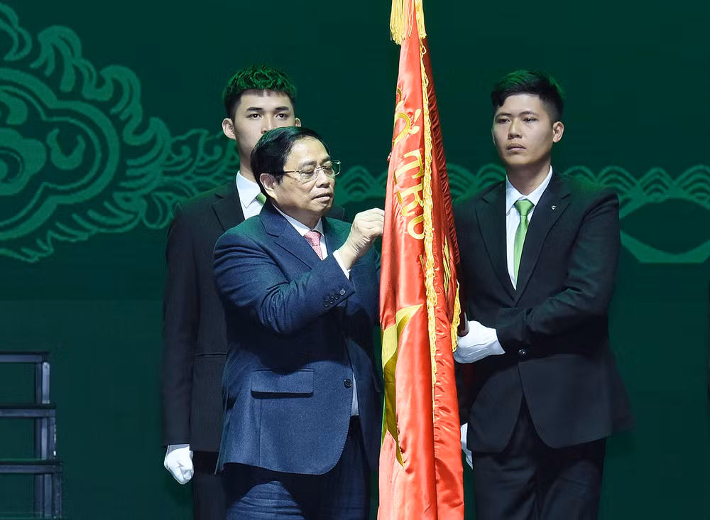 Thủ tướng Phạm Minh Chính gắn Danh hiệu Anh hùng Lao động lên cờ truyền thống Vietcombank.