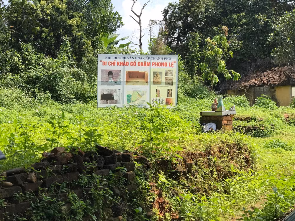 Sợ nước mưa tràn mạnh vào Hố thiêng, người dân địa phương đã ghép đá, gạch bao quanh vòng ngoài…