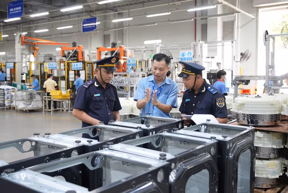 Công chức Cục Hải quan Đồng Nai kiểm tra hàng hóa xuất nhập khẩu. (Ảnh: Đỗ Phòng)