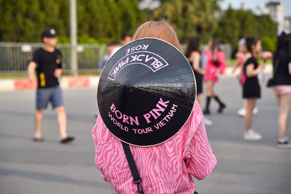 [Ảnh] Sân vận động Mỹ Đình chật cứng người hâm mộ tham gia đêm nhạc của Blackpink ảnh 10