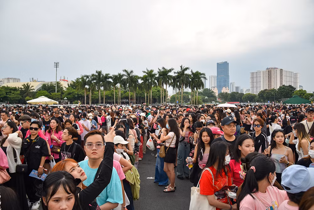 [Ảnh] Sân vận động Mỹ Đình chật cứng người hâm mộ tham gia đêm nhạc của Blackpink ảnh 13