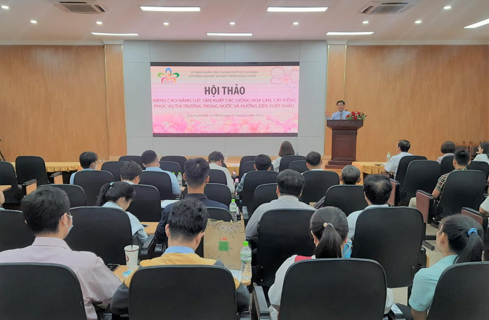 Quang cảnh hội thảo nâng cao năng lực sản xuất các giống hoa lan, cây kiểng phục vụ thị trường trong nước và hướng đến xuất khẩu.