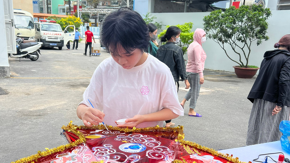 Bệnh nhân nhi tại Bệnh viện Nhi Đồng 1 tham gia chuẩn bị đèn lồng Trung thu.