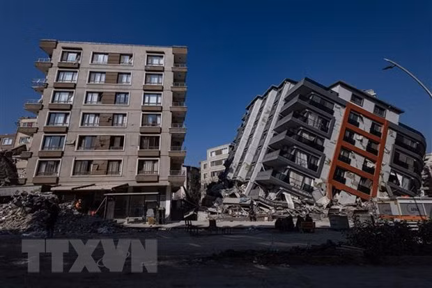 Những tòa nhà bị hư hại sau động đất ở Antakya, tỉnh Hatay, Thổ Nhĩ Kỳ. (Ảnh: AFP/TTXVN)