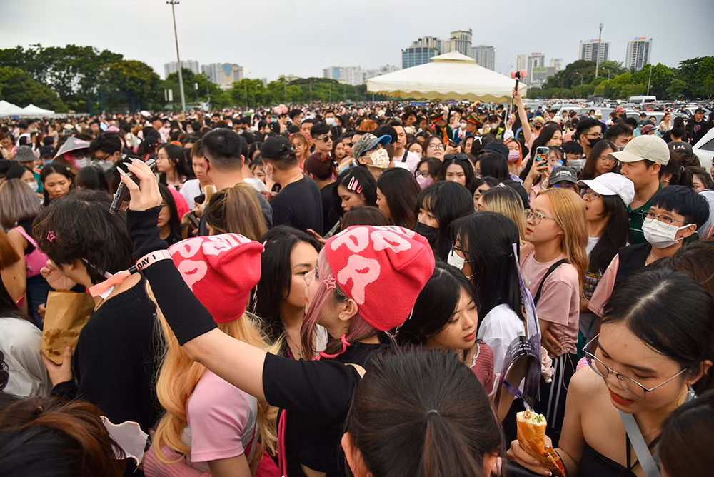 [Ảnh] Sân vận động Mỹ Đình chật cứng người hâm mộ tham gia đêm nhạc của Blackpink ảnh 14