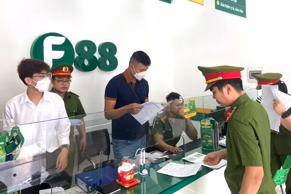 Lực lượng chức năng kiểm tra hoạt động sản xuất kinh doanh tại các địa điểm kinh doanh F88 đặt trụ sở.