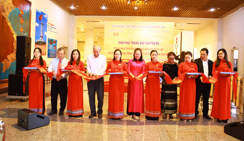 Các đại biểu cắt băng khai mạc Trưng bày chuyên đề “Trang phục truyền thống các dân tộc ở Đắk Lắk”.