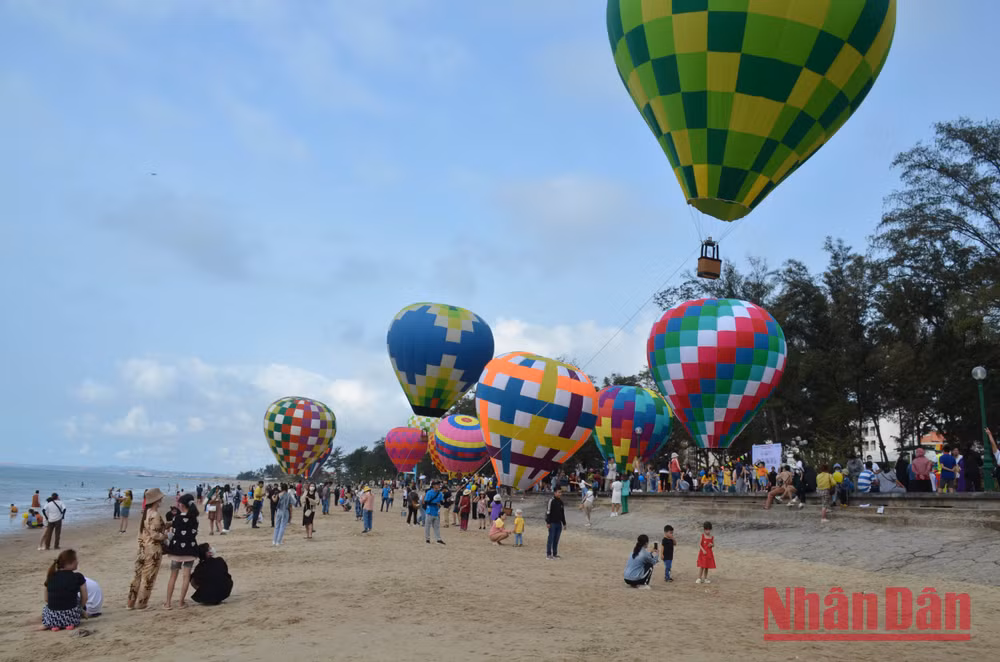 Ngày hội Khinh khí cầu tại bãi biển Đồi Dương, thành phố Phan Thiết, một trong những hoạt động của Năm Du lịch quốc gia 2023 “Bình Thuận-Hội tụ xanh”.