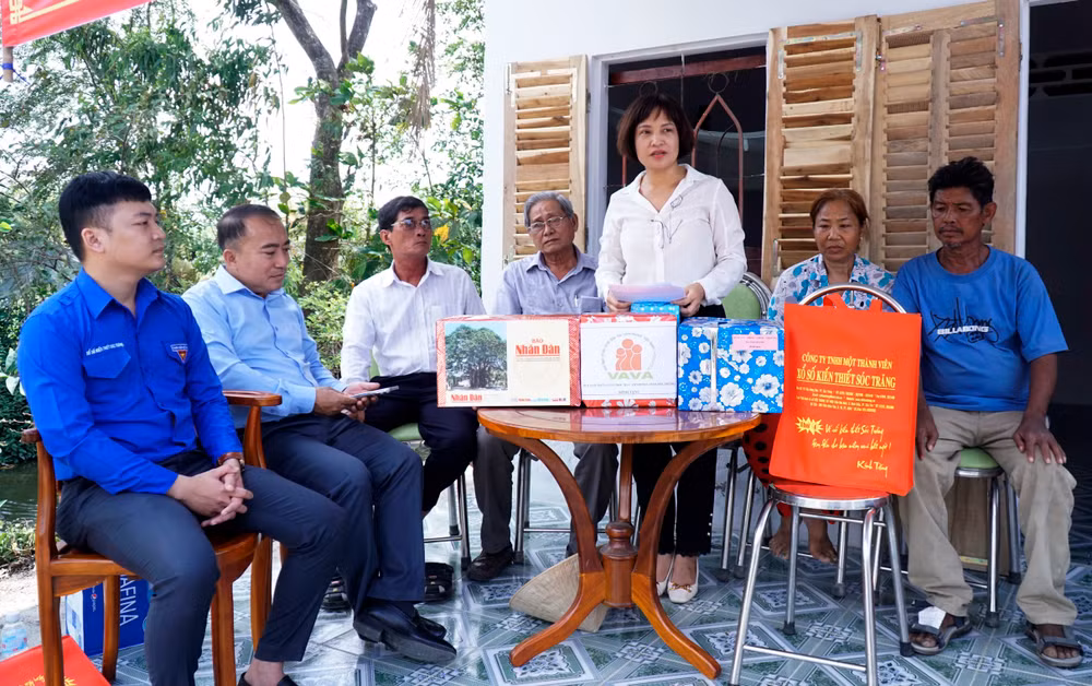 Đồng chí Nguyễn Phương Liên phát biểu tại buổi lễ trao nhà Đại Đoàn kết.