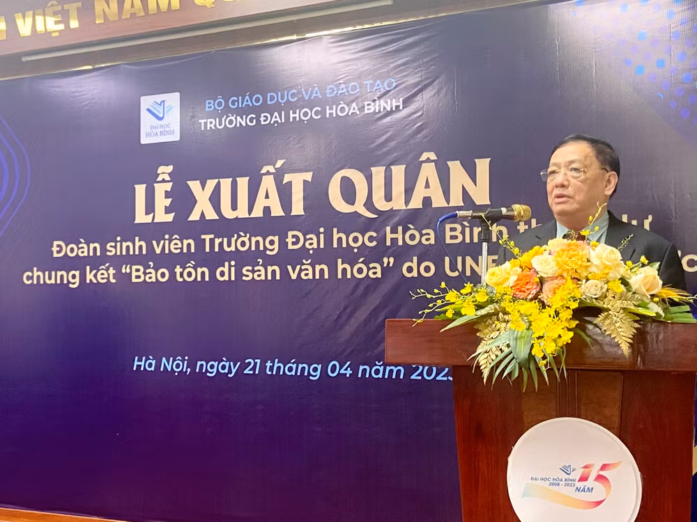 PGS, TS Tô Ngọc Hưng phát biểu tại lễ xuất quân.