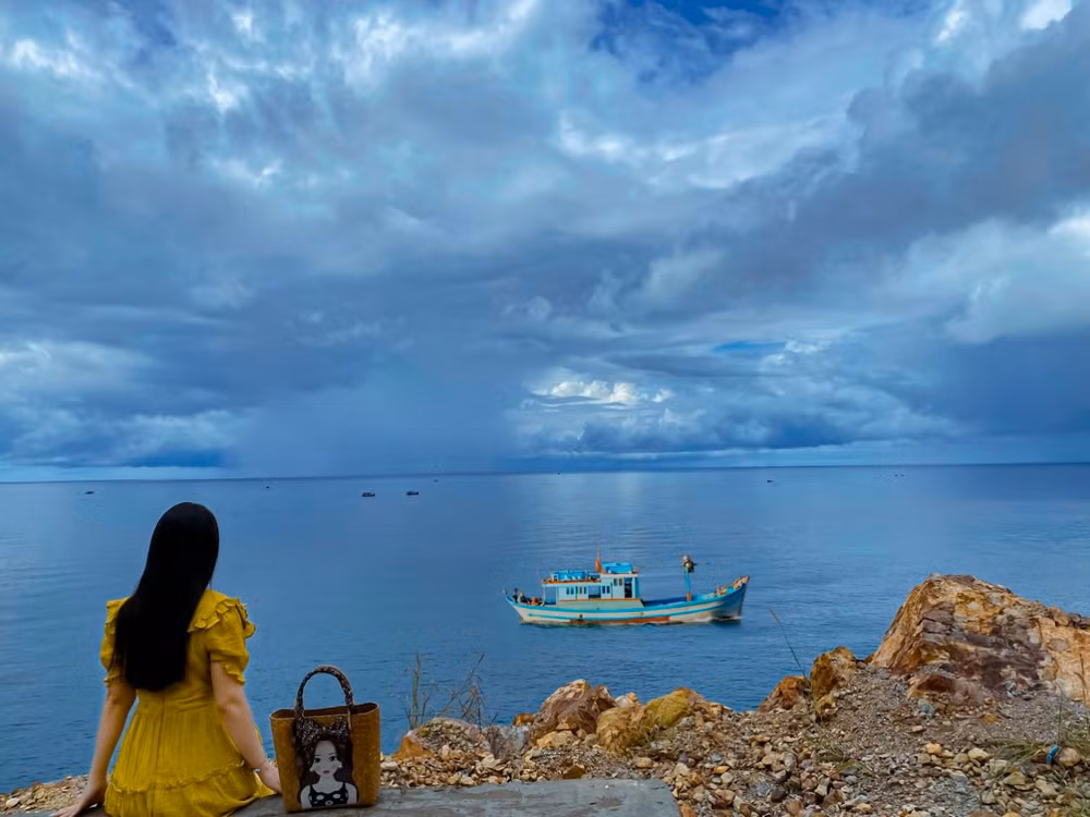 Du khách ngắm biển ở Nam Du, huyện Kiên Hải.