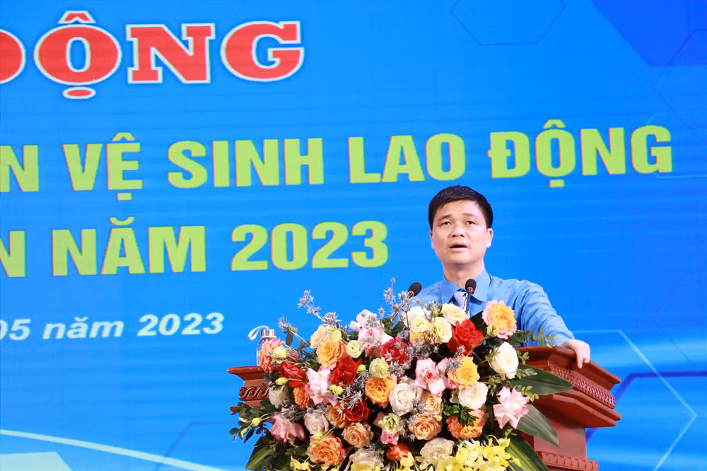 Phó Chủ tịch Tổng Liên đoàn Lao động Việt Nam Ngọ Duy Hiểu phát biểu tại buổi lễ.