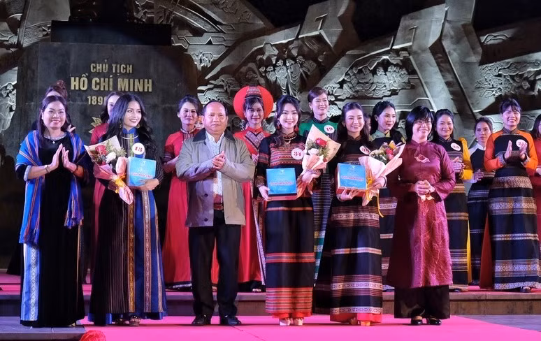 Lãnh đạo tỉnh tặng hoa cho thí sinh đoạt các danh hiệu trong phần trình diễn áo dài.